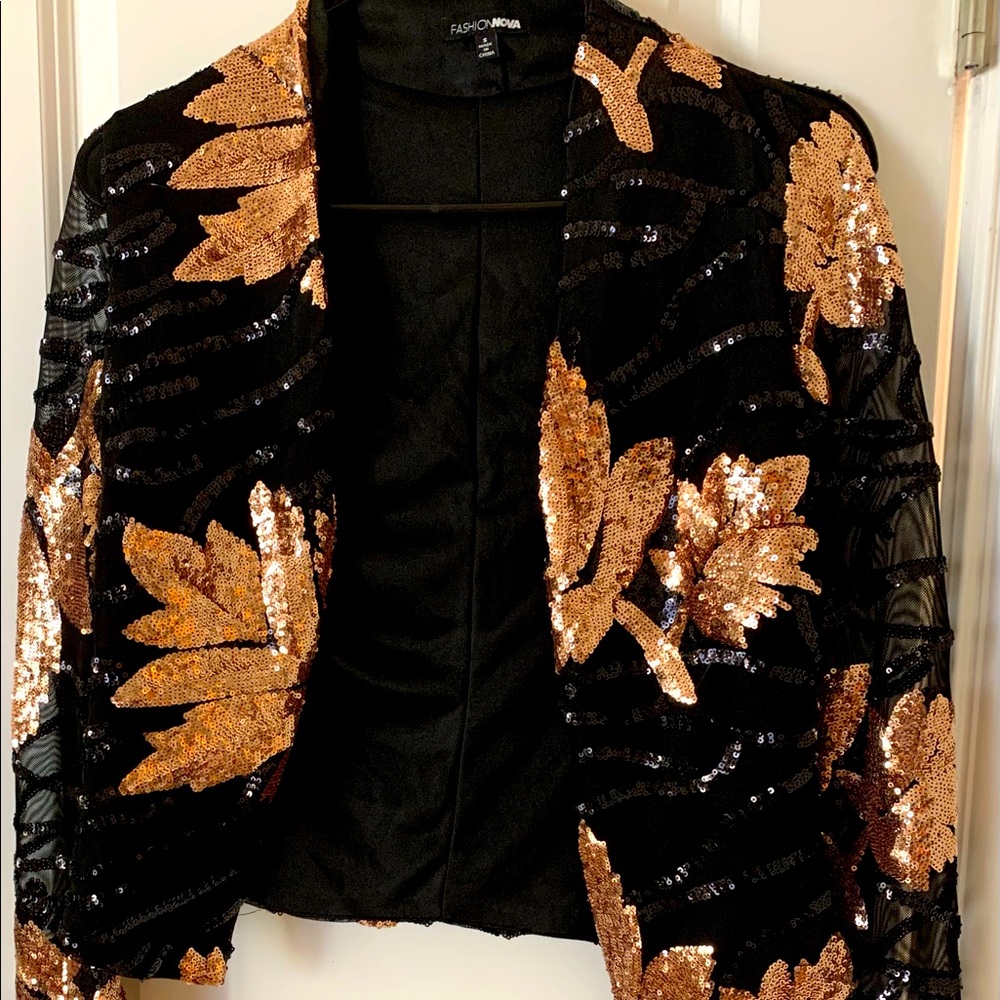 Fashion Nova Matching short set . Blazer top with Mesh arms .Sz small.black&gold